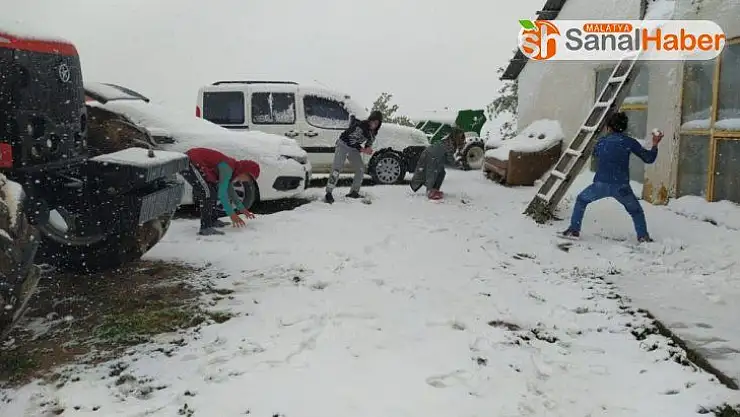 Bayramın tadını lapa lapa yağan kar altında kartopu oynayarak çıkarttılar