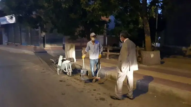 'Belediye Başkanı Emre, mesaiye temizlik personeliyle başladı'