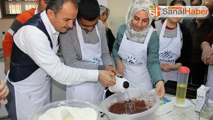 Belediye başkanı engelli çocuklarla birlikte kek yaptı