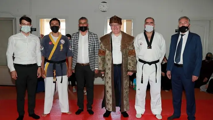 'Belediye Başkanı ´Hilat Kaftanı´ giydi'