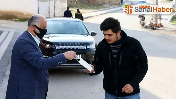 Belediye Başkanı maske dağıttı