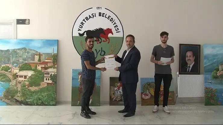'Belediye binası öğrencilerin eserleriyle renklendi'