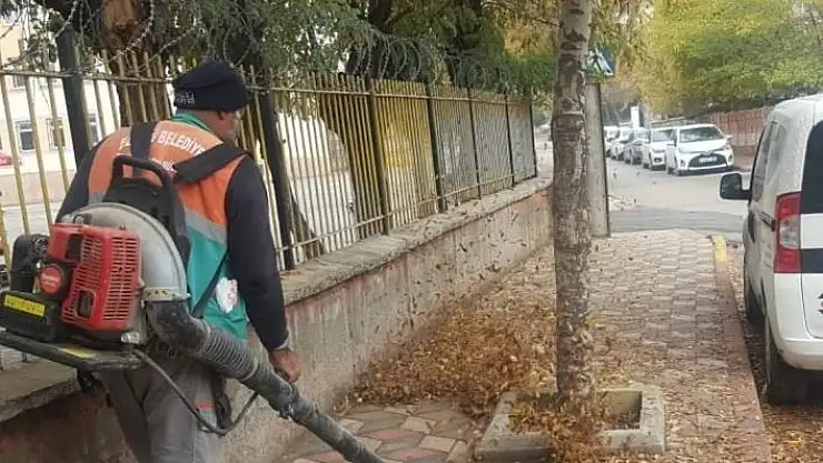 'Belediye ekiplerinden yaprak üfleme makinesi ile sonbahar temizliği'