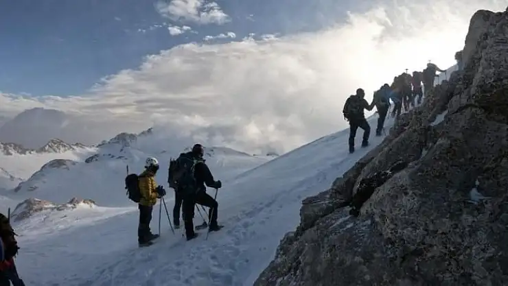 'Berit Dağı zirvesinde şehitleri andılar'
