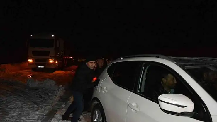 'Besni Belediyesi karla mücadeleye devam ediyor'