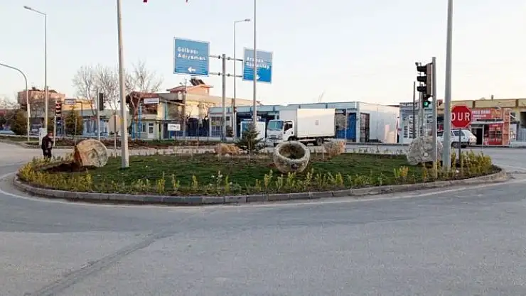 'Besni Belediyesi refüj çalışmalarına devam ediyor'