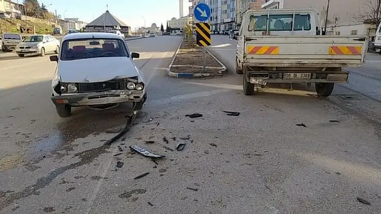 'Besni´de 2 araç kafa kafaya çarpıştı'
