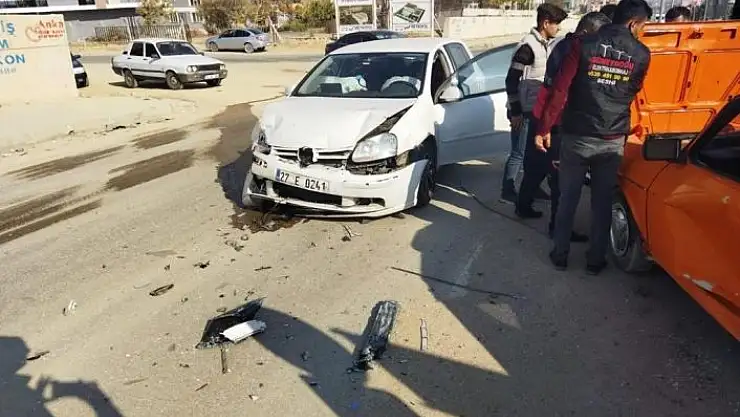'Besni´de 2 otomobil çarpıştı: 3 yaralı'