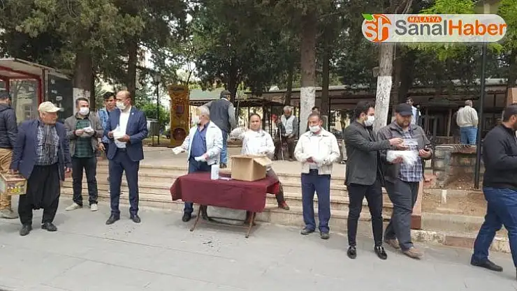 Besni'de CHP vatandaşlara ücretsiz maske dağıttı