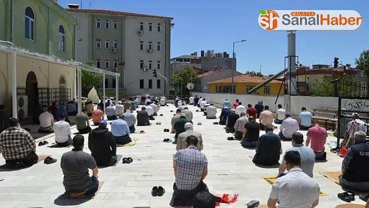 Besni'de Cuma namazı açık alanlarda kılındı