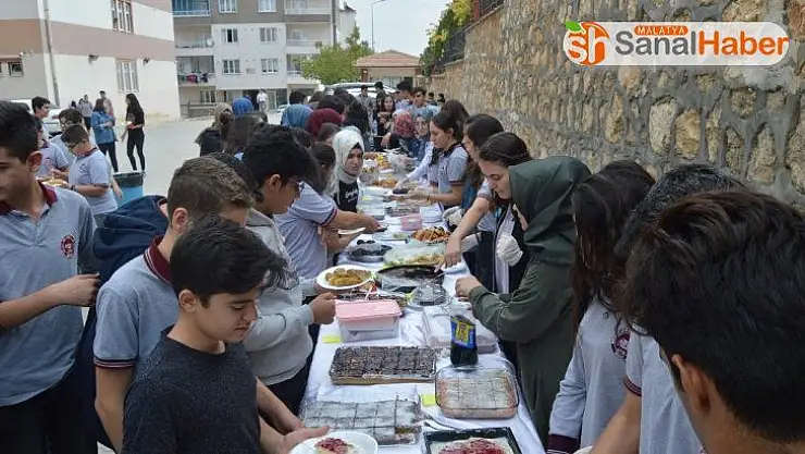 Besni'de öğrencilerden Barış Pınarı Harekatına destek kermesi