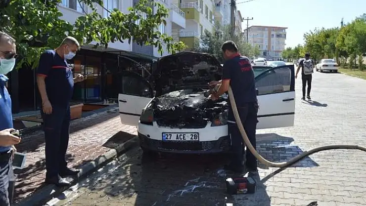 'Besni´de park halindeki otomobil alev aldı'