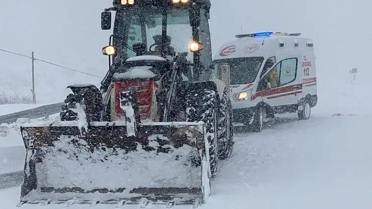 'Besni´de şiddetli kar ve tipi bazı yolları kapattı'
