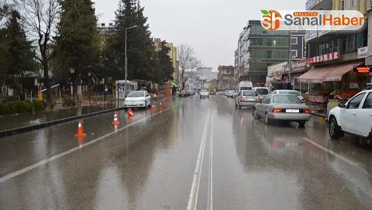 Besni'de şiddetli yağış etkili oluyor