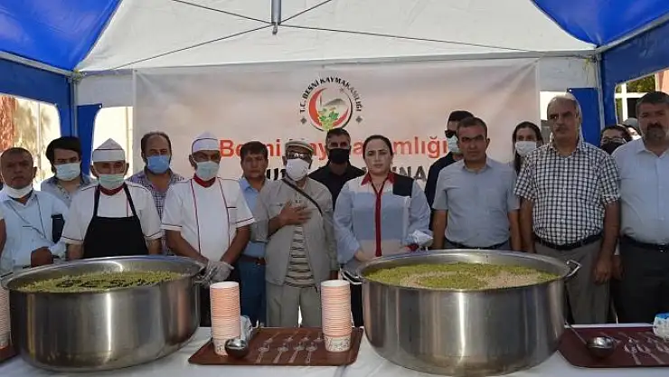 'Besni ilçesinde vatandaşlara aşure ikram edildi'