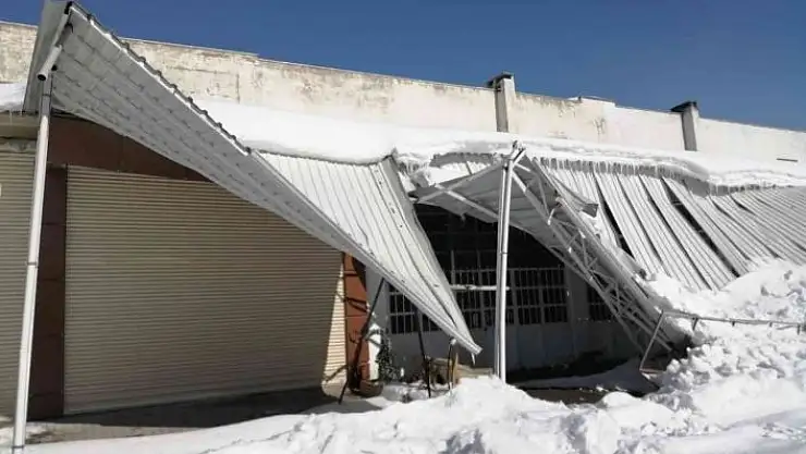 'Besni Küçük Sanayi Sitesinde çatılar kara dayanamayıp çöktü'