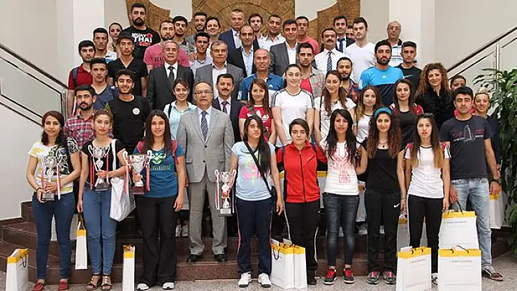 Rektör Prof. Dr. Cemil Çelik´i Ziyaret Eden Sporcular Başarılarını Paylaştılar