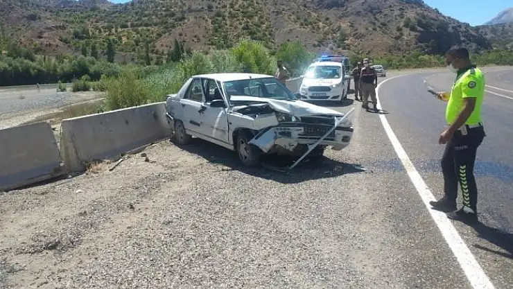 'Beton bariyerlere çarpan otomobil sürücüsü yaralandı'