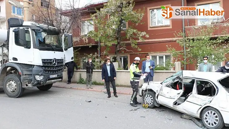 Beton mikseriyle otomobilin çarpıştığı kazada baba ve oğlu yaralandı