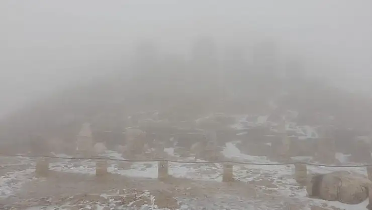 'Beyaza bürünen Nemrut Dağı sisin etkisine girdi'