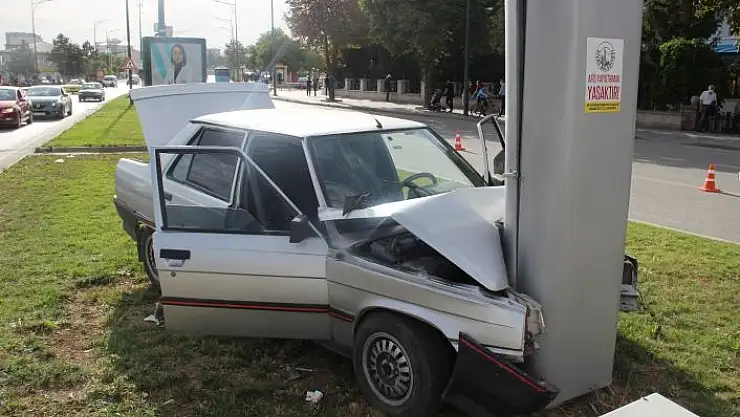 'Billboard direğine çarparak durdu: 2 yaralı'
