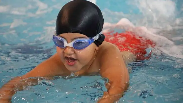 'Bin 500 sporcu yüzme öğreniyor'