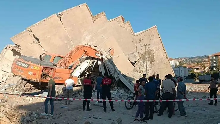 'Bina iş makinesinin üzerine çöktü'