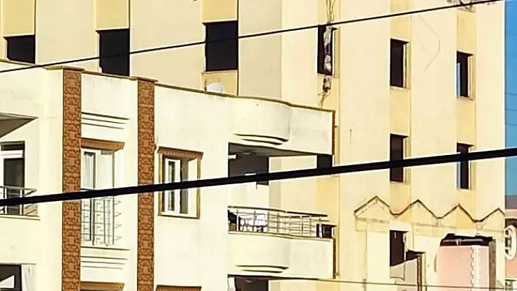 'Binanın çatısında iş makinesi'