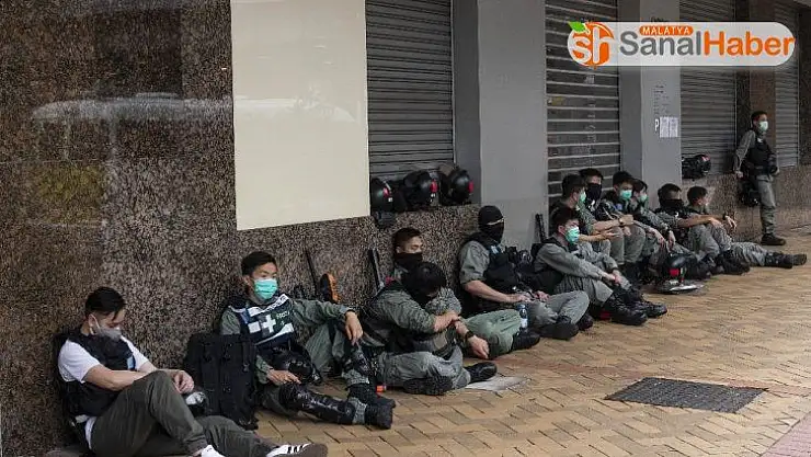 Binlerce Hong Konglu, Çin Ulusal Marşı'na karşı sokaklara döküldü