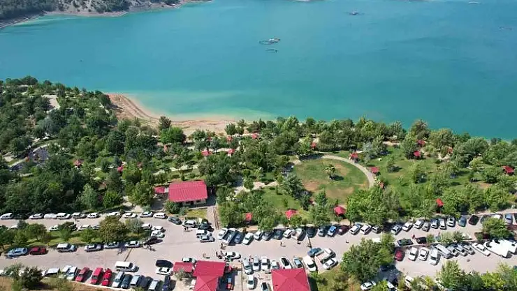 'Binlerce vatandaş Menzelet Mesire Alanı´na akın etti'