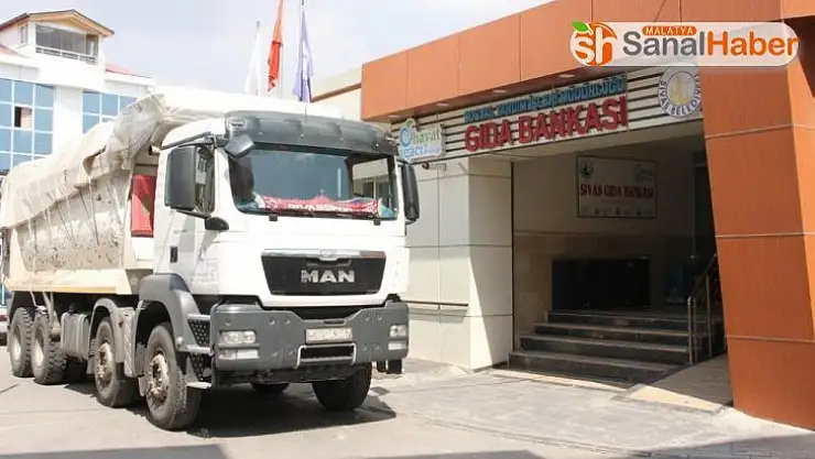 Bir kamyon dolusu  çocuk kıyafeti bağışladı