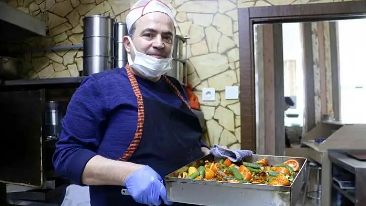 'Bir kase çorba parasına 3 çeşit yemek satıyor'