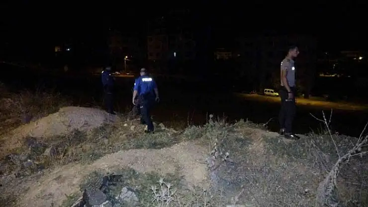 '`Bir kişiyi bıçaklayıp minibüsten attılar´ ihbarı ekipleri harekete geçirdi'