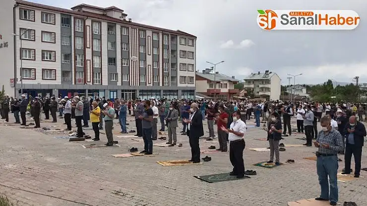Bir yanda yağmur duası bir yanda dolu seli