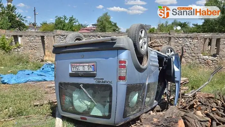 Bisiklete çarpan hafif ticari araç takla attı: 1'i ağır 3 yaralı