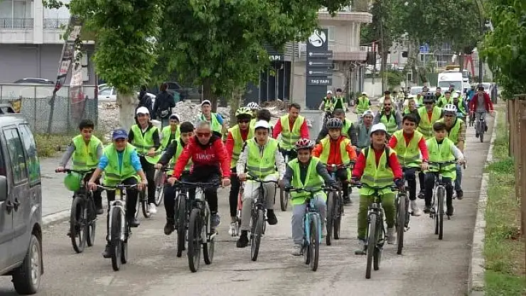 'Bisikletseverler 7 kilometre pedal çevirdi'