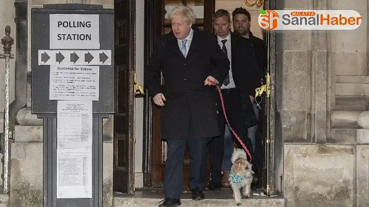 Boris Johnson, köpeğiyle sandık başında