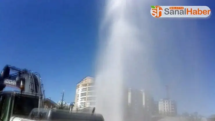 Boru patladı, su metrelerce yükseğe fışkırdı