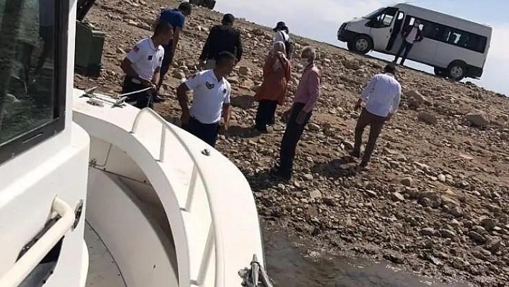 'Bot timi, teknesi arızalanan ailenin yardımına yetişti'