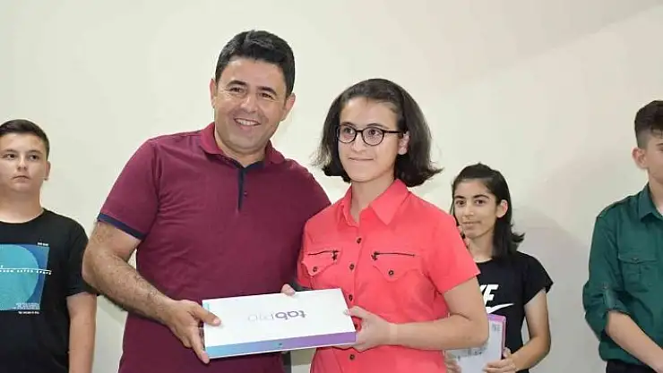 'Boyraz ilçesindeki öğrencileri yine unutmadı'