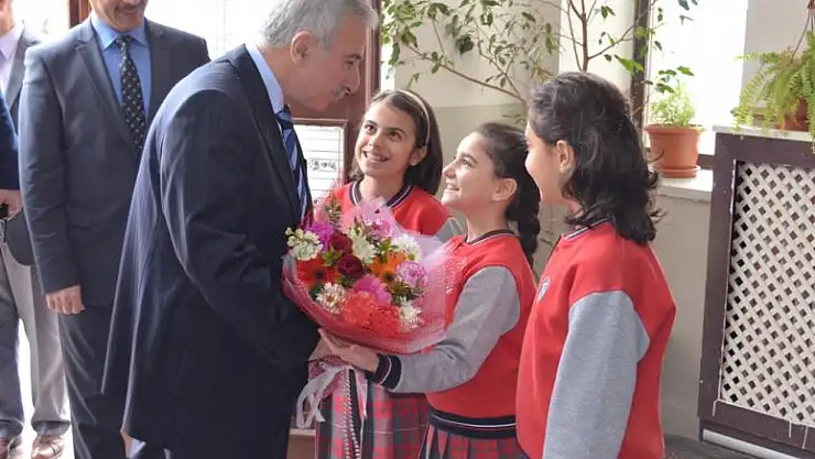 VALİ KAMÇI ÖĞRENCİLERLE BİRLİKTE KAHVALTI YAPTI