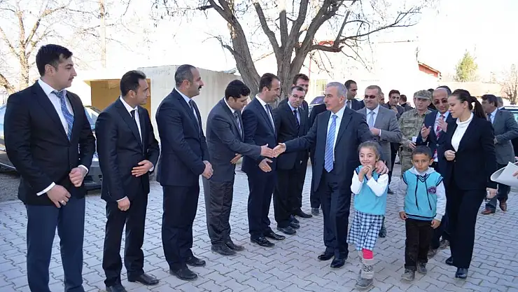  VALİ KAMÇI YAZIHAN´DA BAŞARILI ÖĞRENCİLERİ ÖDÜLLENDİRDİ