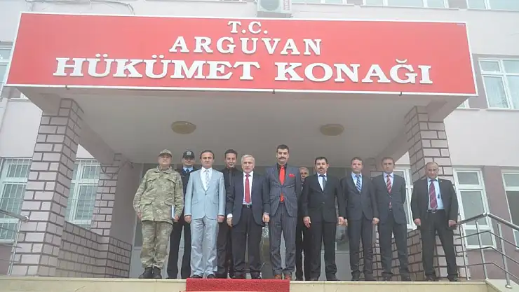  VALİ KAMÇI BAYAN MUHTARI TEBRİK ETTİ