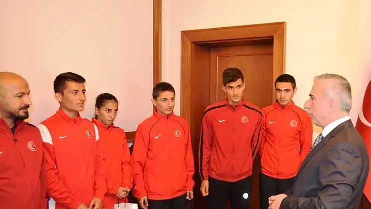 VALİ KAMÇI TÜİK YÖNETİCİLERİNİ VE BALKAN ŞAMPİYONLARINI KUTLADI