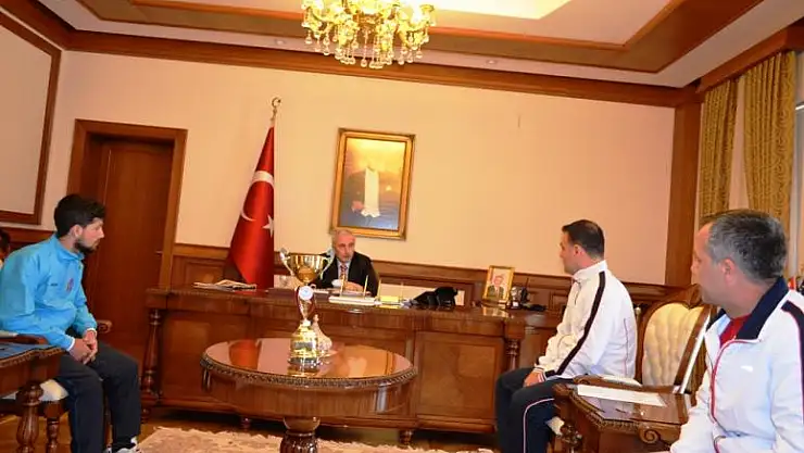 AYYILDIZ'LI SPORCULAR VALİ KAMÇI'YI ZİYARET ETTİ