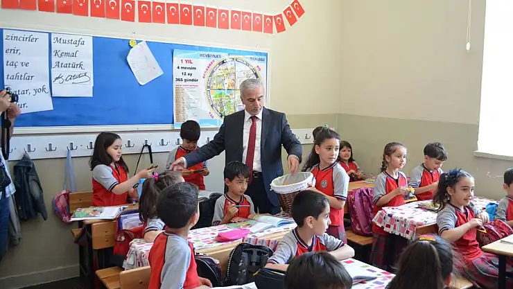 VALİ KAMÇI GAZİ İLKOKULUNDA KURU ÜZÜM DAĞITTI