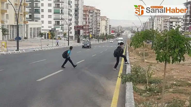 Bulvarda yaya geçidi  olmaması tehlikeye yol açıyor
