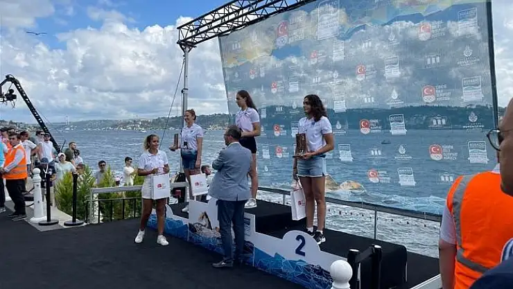 'Burcu yüzmede Türkiye şampiyonu oldu'