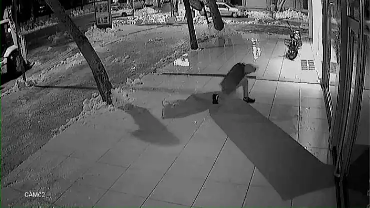 'Buz tutan zeminde düşüp metrelerce kaydı'