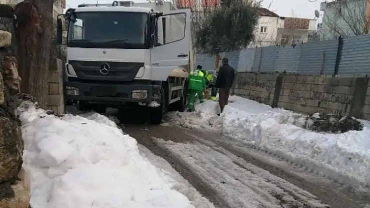 'Buzda kayan çöp kamyonu devrilme tehlikesiyle karşı karşıya kaldı'